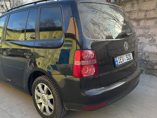 Volkswagen Touran foto 2