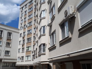 Apartament cu două odăi in Centrul Chișinăului pe strada Armeana, cu încălzire autonomă, mobilat. foto 3