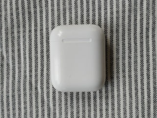 AirPods gen 1, case