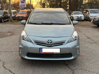 Toyota Prius v foto 2