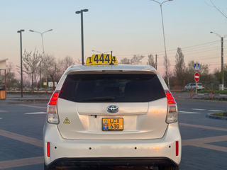 Toyota Prius v foto 5