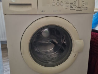 Vind o mașină de spălat rufe  și una de uscat rufe Bosch, funcționează excelent !