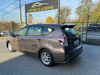 Toyota Prius v foto 3