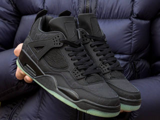 Nike Air Jordan 4 Retro x Kaws Black foto 1