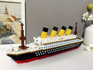 Vând Lego Titanic 2800 de piese