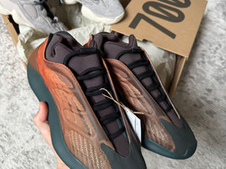 Yeezy boost 700 фото 1