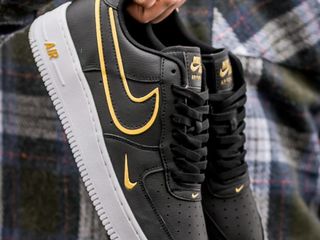 Nike Air Force 1 Low Black/Gold foto 3