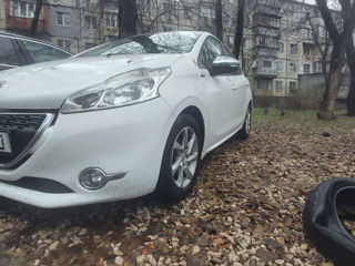 Peugeot 208 foto 2