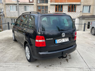 Volkswagen Touran foto 2