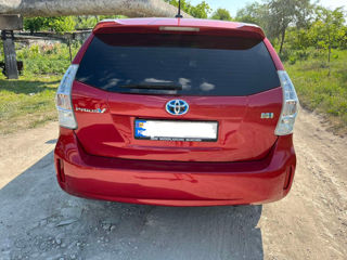 Toyota Prius v foto 2