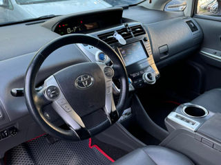 Toyota Prius v foto 7