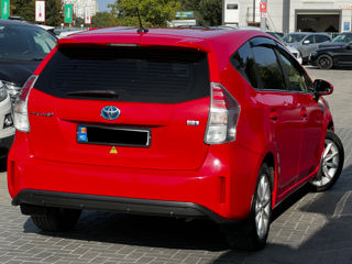 Toyota Prius v foto 3