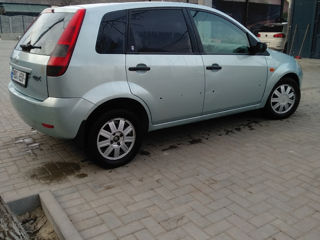 Ford Fiesta foto 3