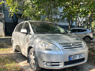 Toyota Avensis Verso foto 2