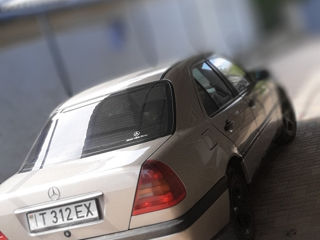 Mercedes C-Class foto 1