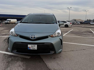 Toyota Prius v foto 2