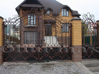 Porți, garduri,  gratii, balustrade, copertine,uși metalice și alte confecții forjate.