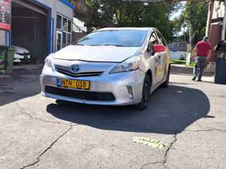 Toyota Prius v foto 4