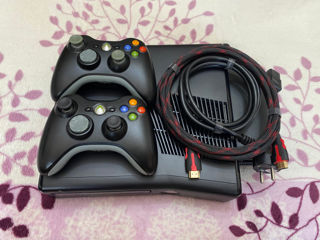 Xbox 360 S (прошивка Freeboot - 139 топовых игр). В отличном состоянии. foto 0