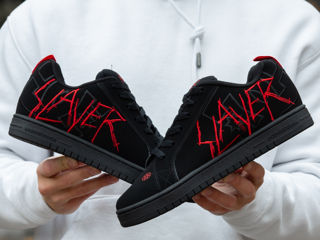 DC х Slayer Court Graffik Unisex foto 5