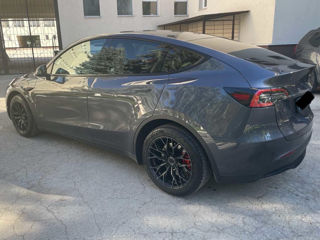 Tesla Model Y foto 2