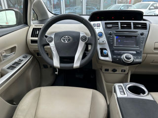 Toyota Prius v foto 9