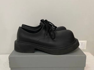 Balenciaga derby foto 4