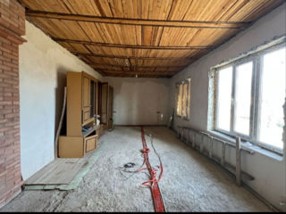 Vand casa in s. Mereni cu reparatie nefinisata. foto 3