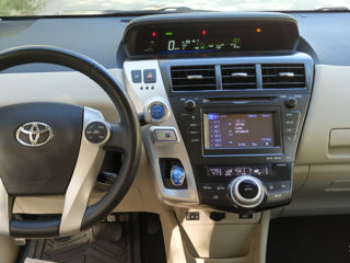 Toyota Prius v foto 15