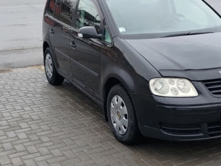 Volkswagen Touran foto 2