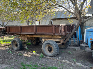 Tractor T40 cu remorcă foto 1