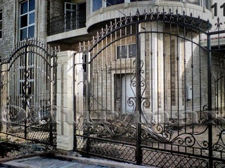 Porți, garduri, balustrade, copertine , gratii, uși  metalice și alte confecții din fier forjat. foto 10