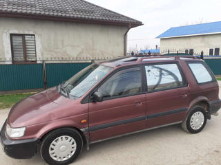 Mitsubishi Space Wagon foto 2
