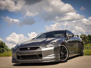 Nissan GT-R foto 1