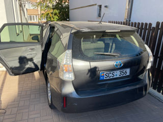 Toyota Prius v foto 5