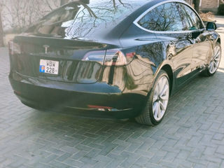 Tesla Model 3 foto 4