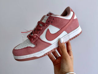 Nike SB Dunk Low Pink Suede foto 8