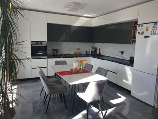 Duplex  190 m , D+P+E . Casa are panouri solare 8kw  și pompă de căldură . Autonomă energetic. . foto 5