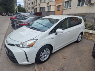 Toyota Prius v foto 3