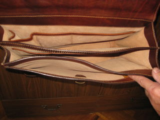 Продам кожаную сумку на ремне. Размер высота 30 см , ширина 40 см. Цена 1500 лей. foto 4