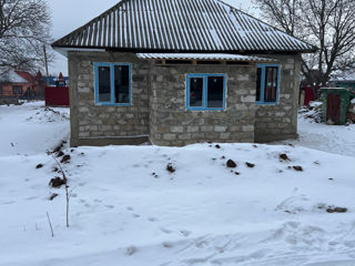 Продаю дом в райцентре на севере Молдовы.