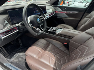 BMW i7 foto 14