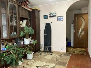 De vinzare apartament cu 2 odai, etajul III, parțial reparat, r-l Vinzavod, Cahul foto 3