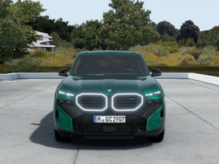 BMW XM 50e verde isle of man foto 3