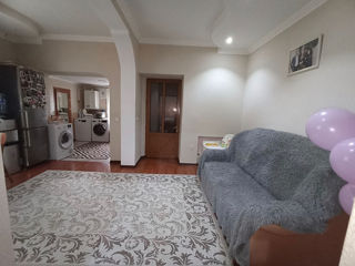 Centru !!! Vind 1/2 din casa(90m2), pe 3 sote de pamint, mun.Balti str. 31 August 18 foto 2