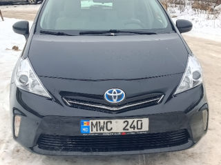 Toyota Prius v foto 1