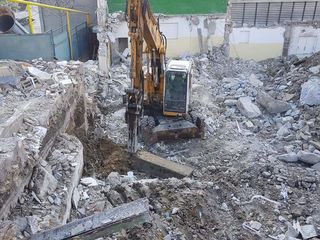 Demolari mecanizate , excavatoare pentru demolari,demontaj , demolarea betonului , gidromolot .