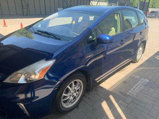 Toyota Prius v foto 1