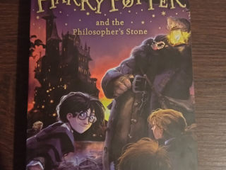 Vind carte "Harry Potter si piatra filosofala" in limba engleza.