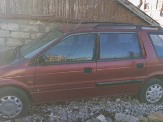 Mitsubishi Space Wagon foto 2